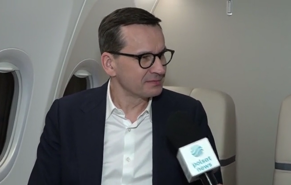 Premier Mateusz Morawiecki w rozmowie z reporterem Polsat News na pokładzie samolotu, w drodze powrotnej z forum w Davos / autor: Polsat News