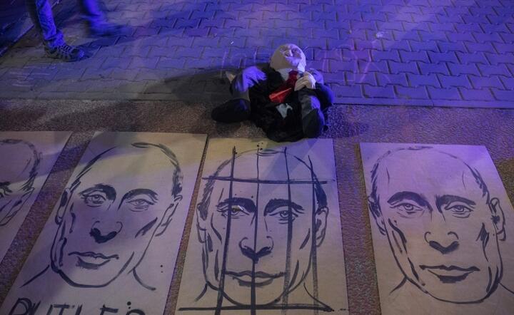 Protest pod ambasada Rosji w  Warszawie przeciwko inwazji Rosji na Ukrainę, 25 lutego 2022 r. / autor: Fratria/Andrzej Wiktor