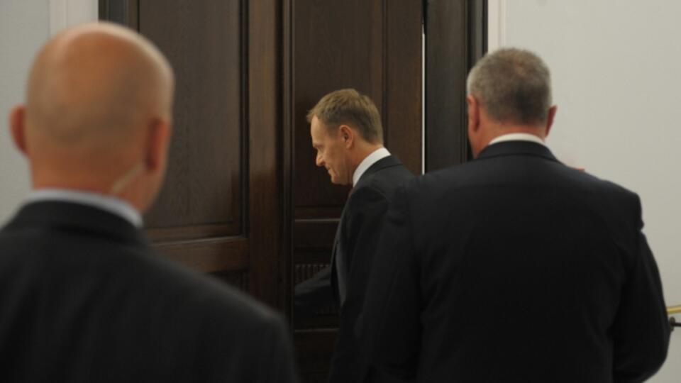 Tusk coraz częściej ucieka przed Polakami, Fot. PAP/Andrzej Hrechorowicz