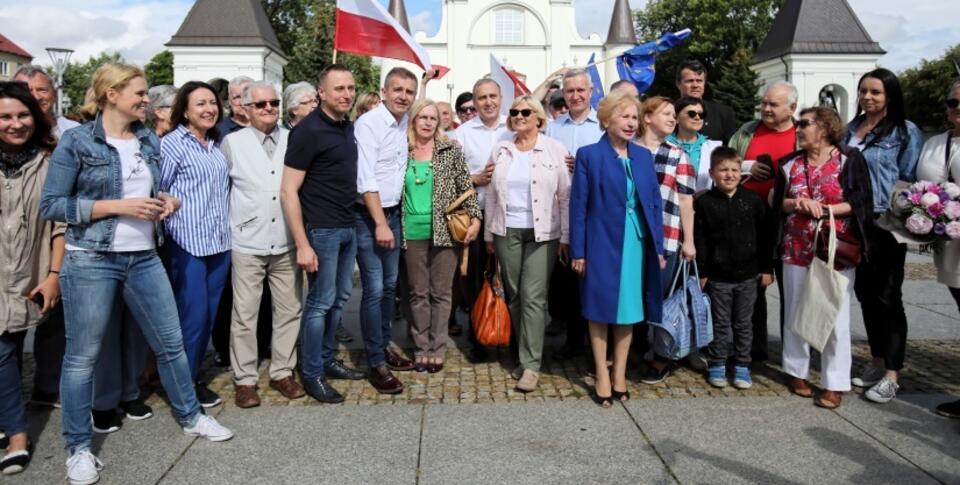 Przewodniczący Platformy Obywatelskiej Grzegorz Schetyna podczas spotkania z mieszkańcami Węgrowa / autor:  	PAP/Leszek Szymański