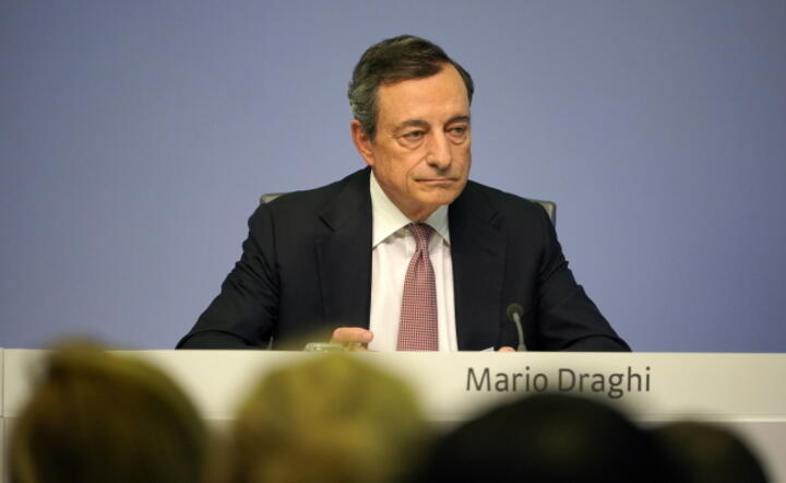 Prezes Europejskiego Banku Centralnego, Mario Draghi podtrzymał gołębią retorykę również podczas konferencji prasowej po spotkaniu decyzyjnym EBC / autor: PAP/EPA/RONALD WITTEK