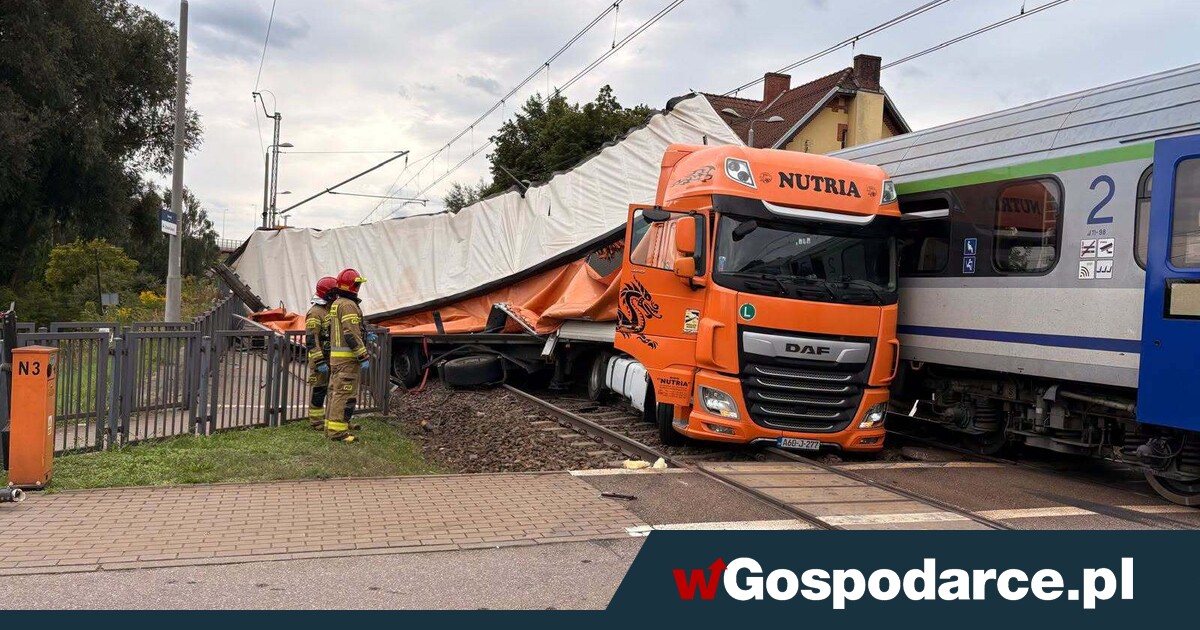 Pociąg Intercity kontra TIR na torach