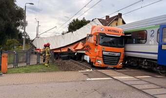 Pociąg Intercity kontra TIR na torach