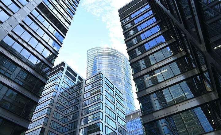 Budynki kompleksu biurowego Warsaw Spire przy rondzie Daszyńskiego w Warszawie, w głębi wieża o wysokości 180 m / autor: Fratria / KK