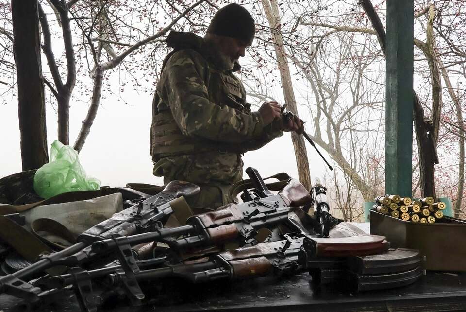 Zdjęcie udostępnione przez biuro prasowe 65. Samodzielnej Brygady Zmechanizowanej Sił Zbrojnych Ukrainy przedstawia żołnierza brygady czyszczącego broń po ćwiczeniach w nieujawnionym miejscu w obwodzie zaporoskim / autor: PAP/EPA/UKRAINE'S 65TH MECHANIZED BRIGADE PRESS SERVICE HANDOUT