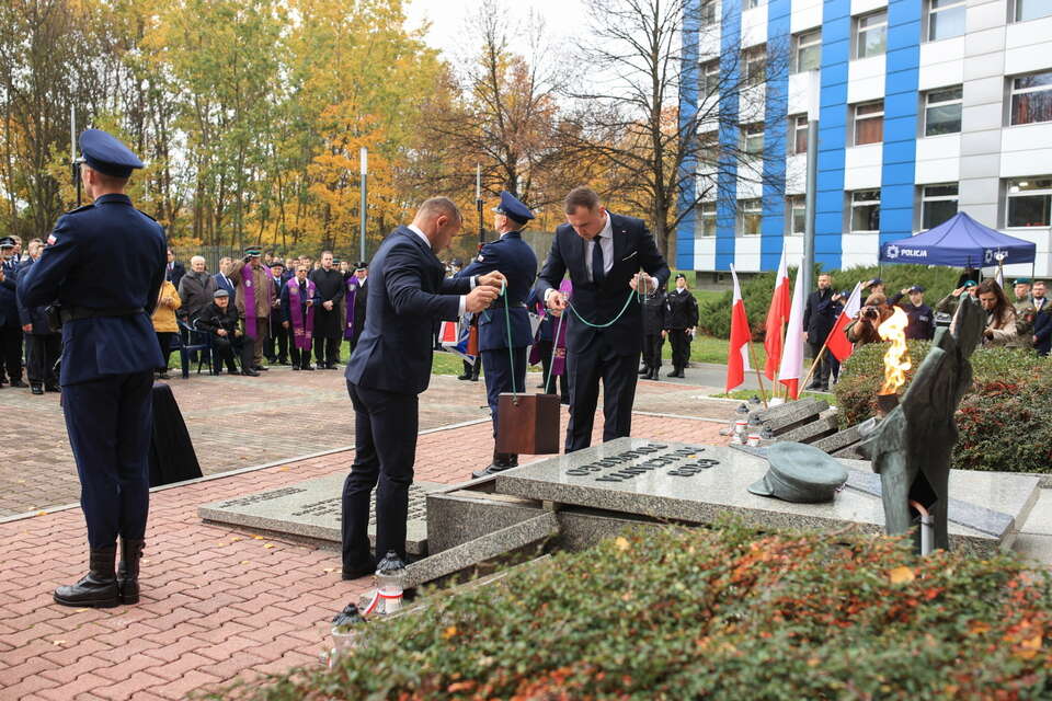 W Grobie Policjanta Polskiego w Katowicach pochowano szczątki ofiary ludobójstwa katyńskiego / autor: PAP