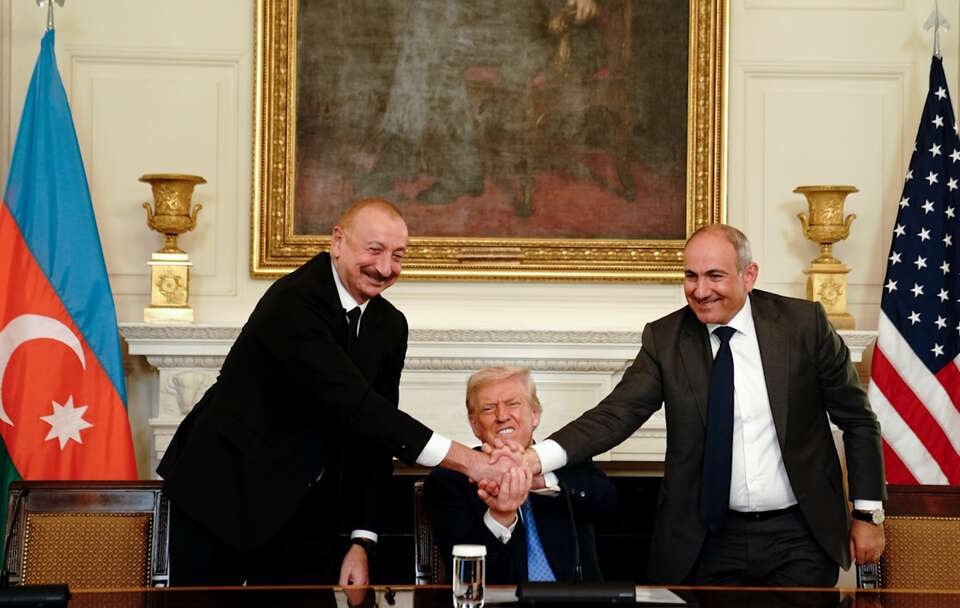 Nikol Paszynian, Ilham Alijew, Donald Trump / autor: PAP/EPA/NATHAN HOWARD / POOL