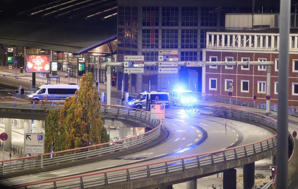Policja zabezpiecza podjazd na lotnisku w Hamburgu / autor: PAP/EPA/Blaulicht-News.de