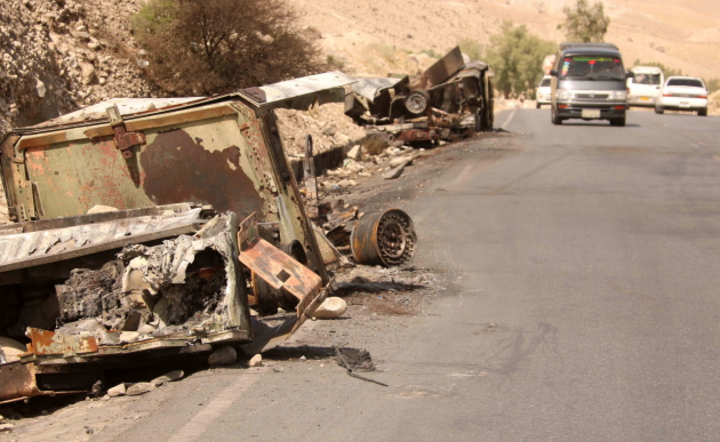  Zniszczone pojazdy afgańskich sił bezpieczeństwa leżące na autostradzie Kabul-Jalalabad, Afganistan, 27 sierpnia / autor: PAP/EPA/AKHTER GULFAM