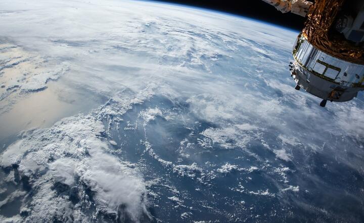 Dla tz płaskoziemców taka fotografia przedstawiająca stację kosmiczną ISS na tle kuli ziemskiej to mistyfikacja / autor: Pixabay