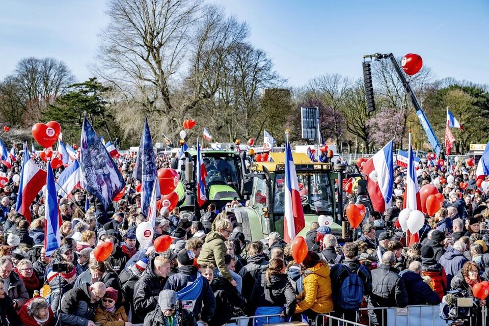 Rolnicy podczas demonstracji zorganizowanej przez Farmers Defense Force (FDF) w Zuiderpark w Hadze, w proteście przeciwko polityce azotowej rządu holenderskiego / autor: PAP/EPA
