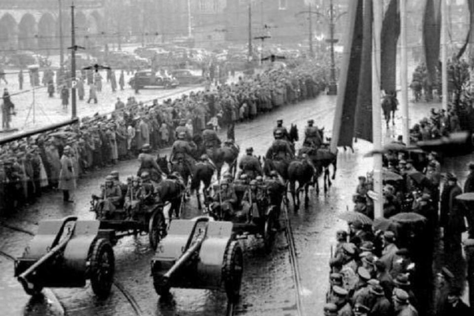 Parada wojsk niemieckich w Krakowie 25 października 1940 r. (niedziela) z okazji pierwszej rocznicy utworzenia GG / autor: wikimedia commons/Bundesarchiv, Bild 183-L16175 / CC-BY-SA 3.0