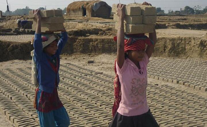 Nepali girls working in brick factory. Fot. Krish Dulal/Wikipedia