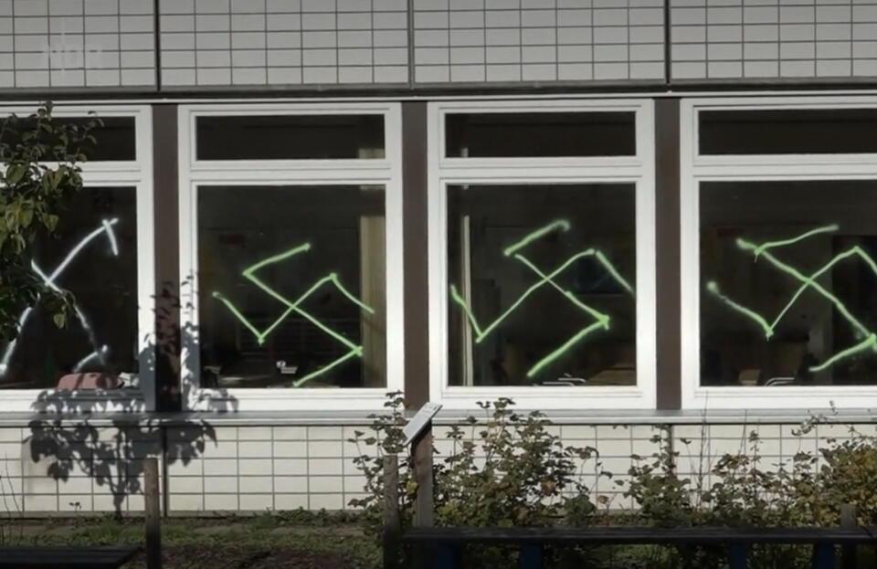 Swastyki na oknach szkoły w Hamburgu  / autor: screenshot www.ndr.de