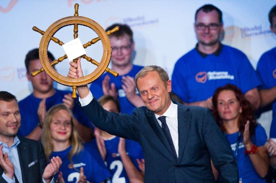 Premier Tusk otrzymał dziś od Młodych Demokratów koło sterowe. PAP