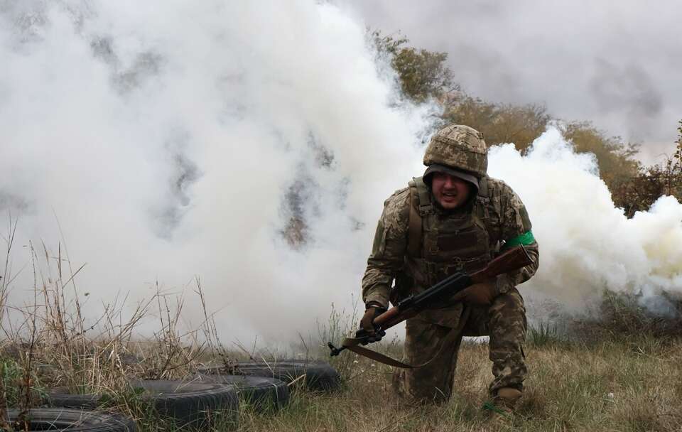 Ukraiński żołnierz na froncie  / autor: PAP/EPA/Press service of the 65th Mechanized Brigade HANDOUT