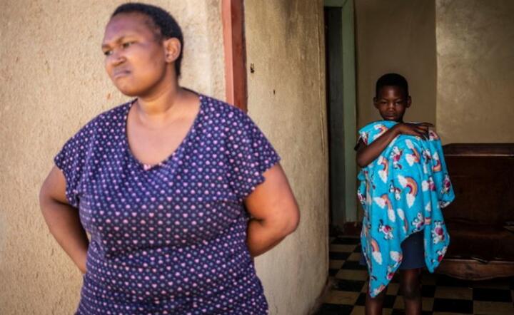 30-letnia kobieta z dziećmi - pandemia koronawirusa Covid-19,  Johannesburgu, Republika Południowej Afryki, 25 marca 2020 r. / autor: PAP/EPA.