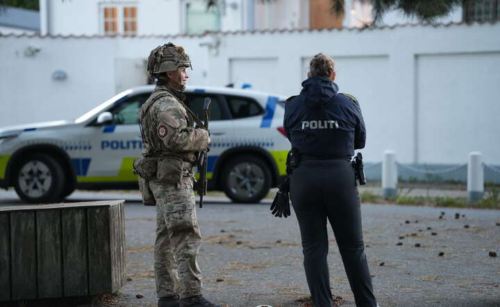 Wojsko i policja zabezpiecza miejsce zamachu / autor: PAP/EPA/EMIL HELMS