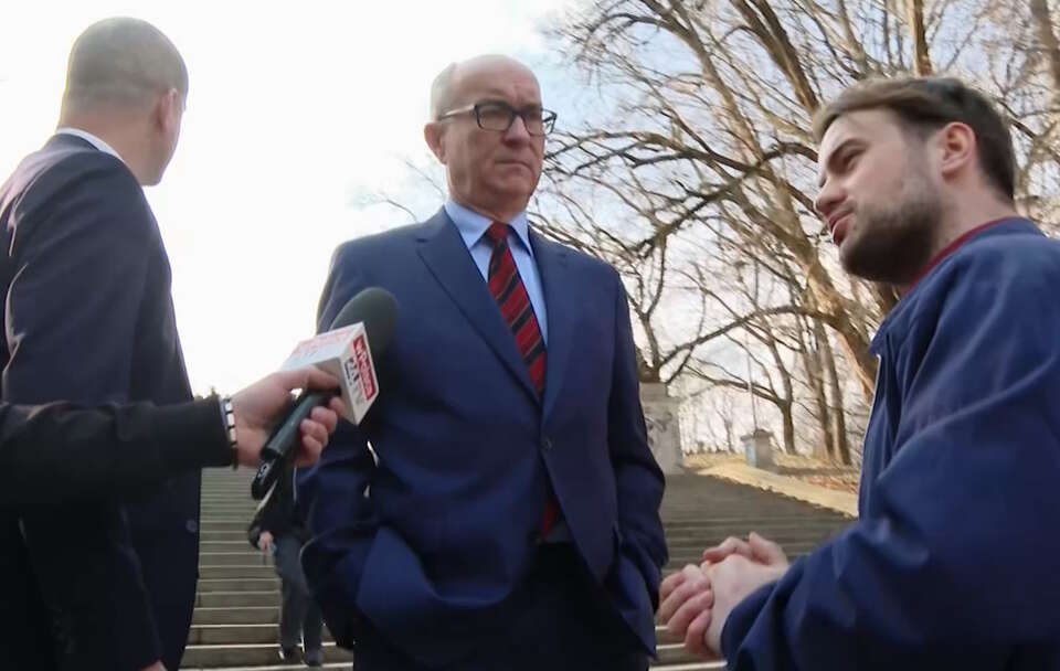 Aroganckie zachowanie Włodzimierza Czarzastego wobec reportera Telewizji wPolsce24, który pytał o prezydencki projekt ustawy "Polski SAFE 0 proc.". / autor: Telewizja wPolsce24