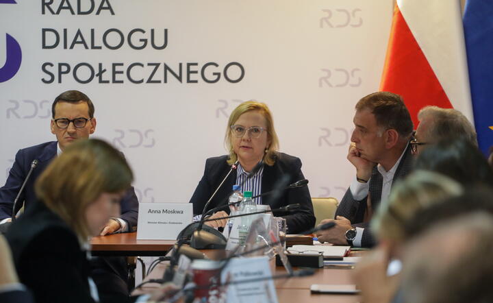 Premier Mateusz Morawiecki (L) oraz minister klimatu i środowiska Anna Moskwa (C) podczas posiedzenia Rady Dialogu Społecznego / autor: PAP/Albert Zawada