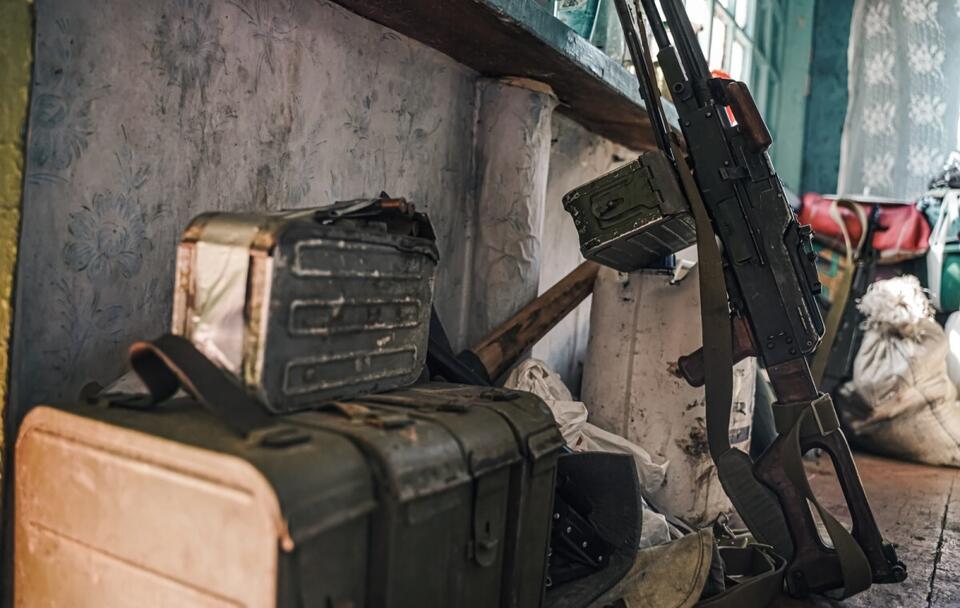 Amunicja i karabin maszynowy ukraińskiego wojska na linii frontu w regionie Donbasu / autor: PAP/Vladyslav Karpovych