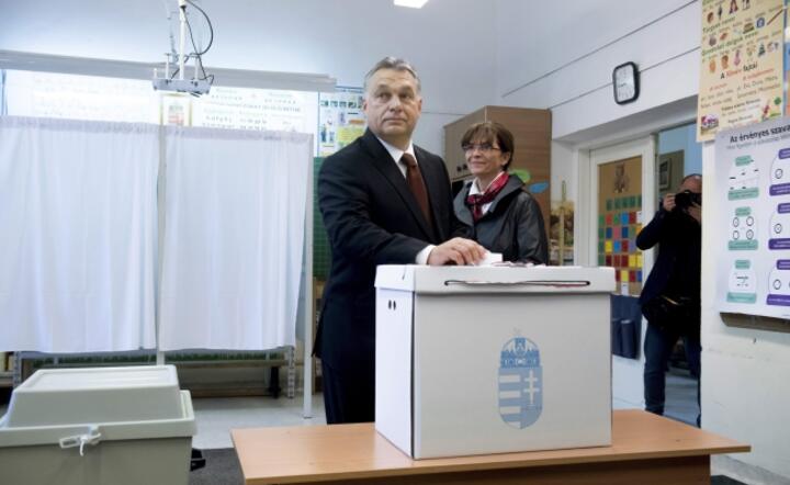 Głos w referendum ds. uchodźców oddaje premier Viktor Orban, fot. PAPEPA/SZILARD KOSZTICSAK