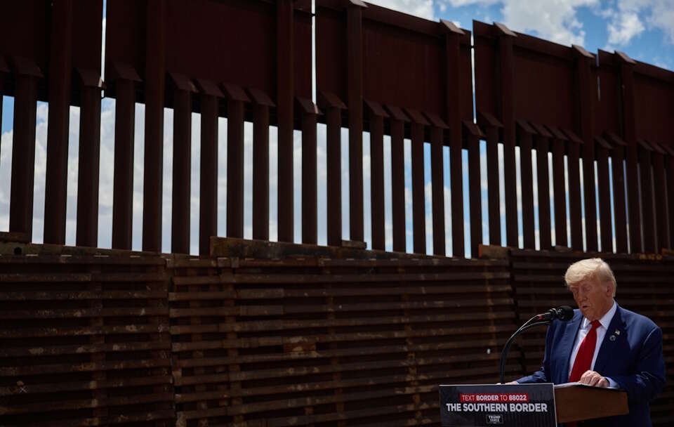 Donald Trump na tle muru granicznego w Arizonie (Hrabstwo Cochise) / autor: PAP/EPA