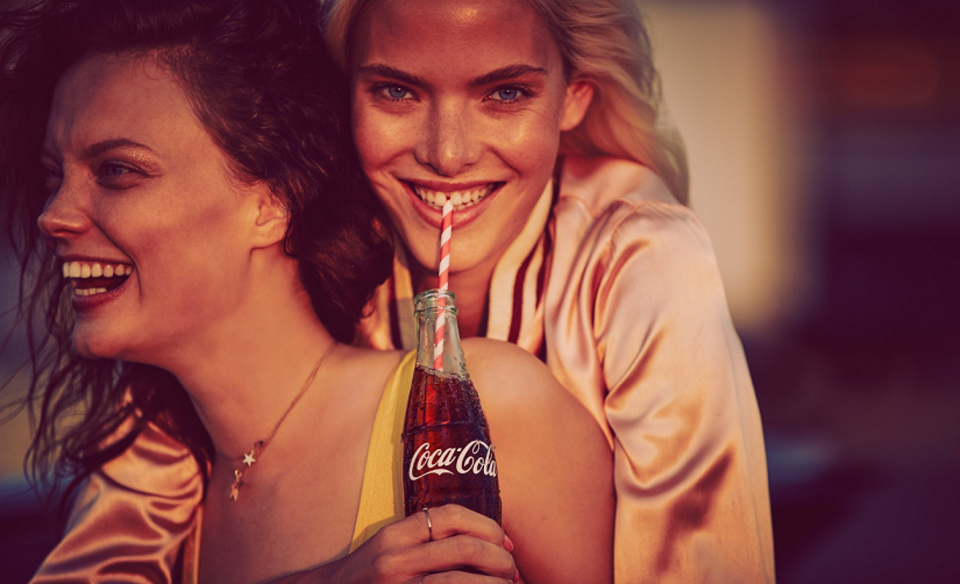Plakat reklamowy Coca-Coli / autor: Screen/Coca-Cola/Twitter