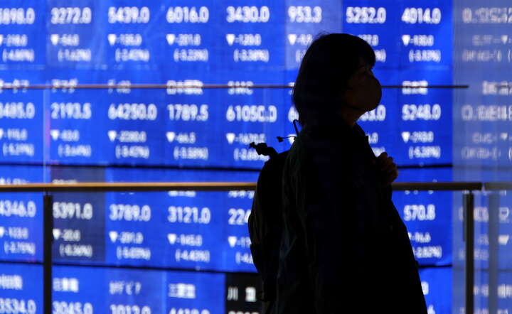 Dane makroekonomiczne z całego świata zaczynają odzwierciedlać konsekwencje wojny, czyli wyższą inflację i słabszy wzrost gospodarczy. Nz. notowania giełdy w Japonii / autor: PAP/EPA/FRANCK ROBICHON 