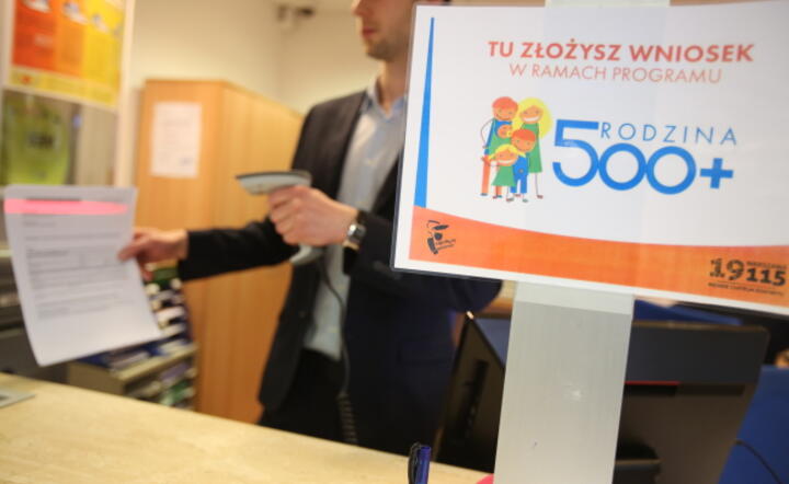 Punkt składania wniosków o udział w programie "Rodzina 500 plus" w Warszawie, fot. PAP/Leszek Szymański