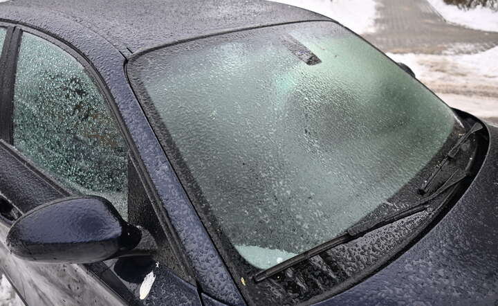 Opady marznącego deszczu w Przemyślu / autor: PAP/Darek Delmanowicz