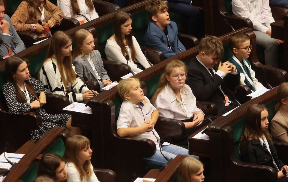 Uczestnicy XXX sesji Sejmu Dzieci i Młodzieży w sali posiedzeń Sejmu w Warszawie / autor: PAP/Albert Zawada