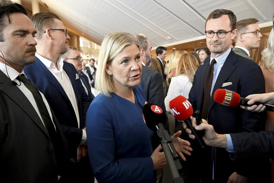 Premier Szwecji Magdalena Andersson rozmawia z mediami przed debatą parlamentarną na temat wniosku Szwecji o członkostwo w NATO / autor: PAP/EPA/HENRIK MONTGOMERY