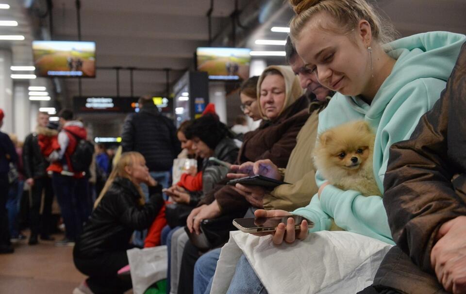 Mieszkańcy Kijowa po rosyjskich atakach schronili się m.in. na stacji metra / autor: PAP/EPA