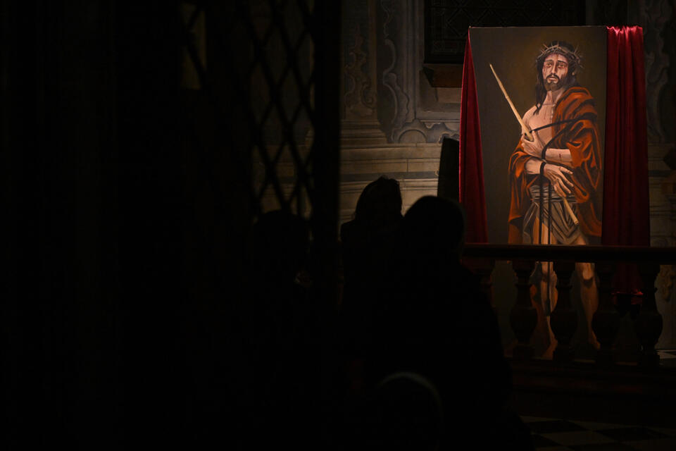 Obraz Chrystusa Ubiczowanego w tzw. ciemnicy w jednym z kościołów w Przemyślu w Wielki Czwartek. / autor: PAP/Darek Delmanowicz