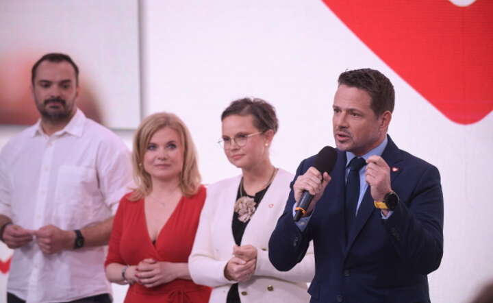 Prezydent Warszawy Rafał Trzaskowski (P) w sztabie wyborczym Koalicji Obywatelskiej / autor: PAP/Marcin Obara