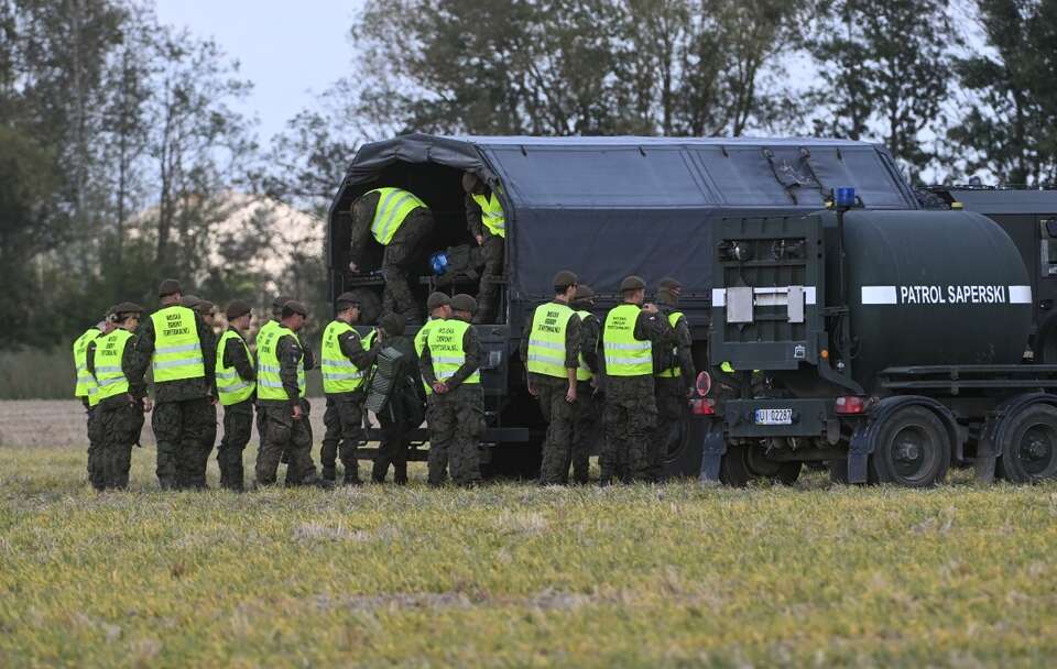 Służby w miejscu upadku rosyjskiego drona w miejscowości Wohyń / autor: PAP/Wojtek Jargiło