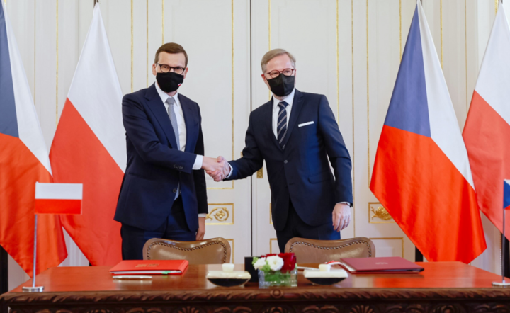  Premierzy Polski Mateusz Morawiecki (L) oraz Republiki Czeskiej Petr Fiala (P) podczas podpisania umowy ws. Kopalni Turów / autor: PAP/Daniel Gnap/KPRM