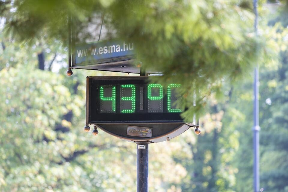 cyfrowy termometr miejski / autor:  	PAP/EPA/Gyorgy Varga