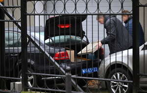 Rosyjscy dyplomaci opuszczają budynek konsulatu / autor: PAP/Adam Warżawa