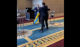 Tak się kończy odbieranie flagi Ukraińcom! Rosjanin pożałował [Video]