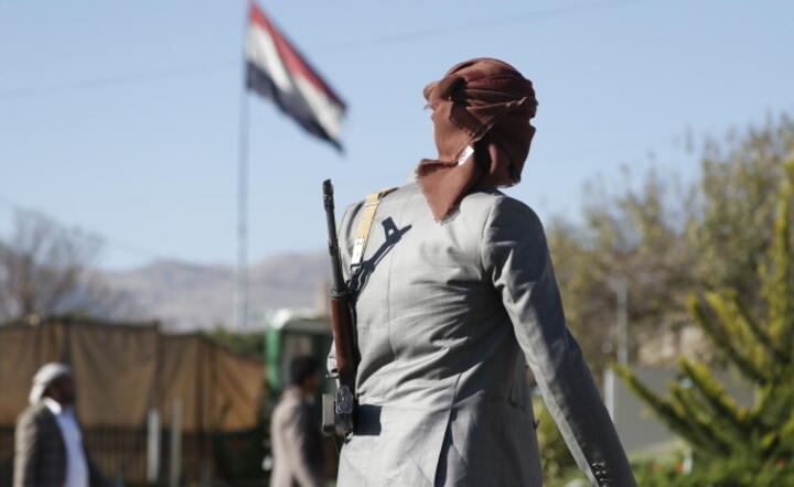 Wojownik Huti z bronią w mieście Sana, stolicy Jemenu / autor: PAP/EPA/YAHYA ARHAB