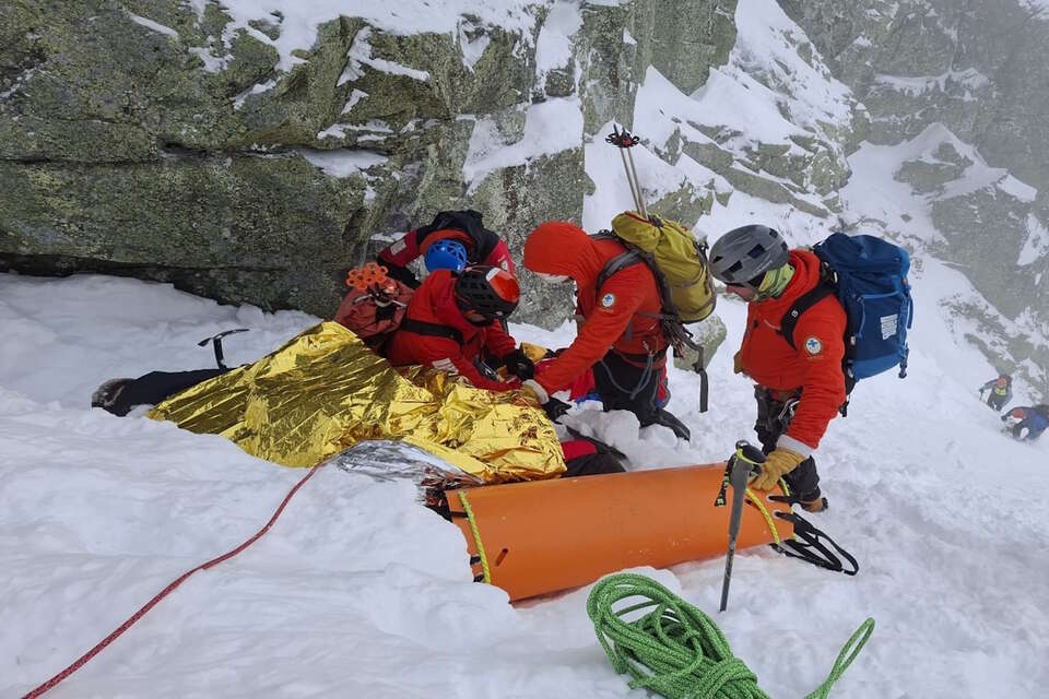 Snowboardzista uległ wypadkowi. Skomplikowana akcja TOPR w Rysach. Ratownicy nie mogli skorzystać ze śmigłowca. Na zdjęciu ratownicy TOPR udzielają pomocy snowboardziście / autor: TOPR