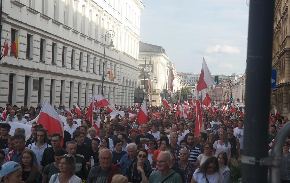Ulicami Warszawy przeszedł Marsz PW. WIDEO i ZDJĘCIA