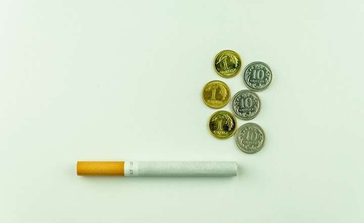 Cena detaliczna paczki 20 szt. papierosów w latach 2025-2027 będzie rosła o 2,7-3,1 zł rok do roku / autor: Fratria / AS