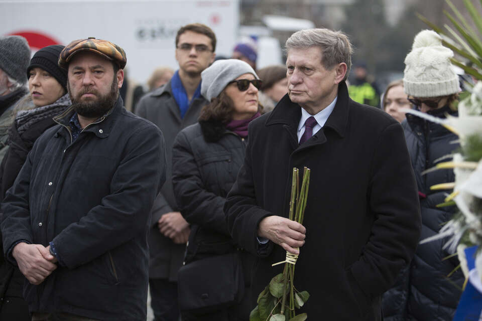 Leszek Balcerowicz o braku sensu w kontynuowaniu programu 800+. Na zdjęciu ilustracyjnym widzimy Leszka Balcerowicza i Jana Hartmana podczas uroczystości 75-lecia wyzwolenia obozów koncentracyjnych KL Auschwitz – Birkenau w Oświęcimiu / autor: Fratria