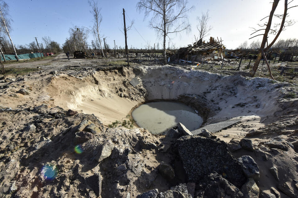 Krater po ostrzale we wsi Teterivske, na północ od Kijowa. / autor: PAP/EPA