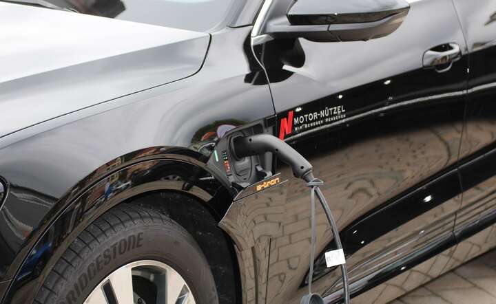 Sprzedaż aut elektrycznych w UE jest znacznie słabsza od oczekiwań  / autor: Pixabay