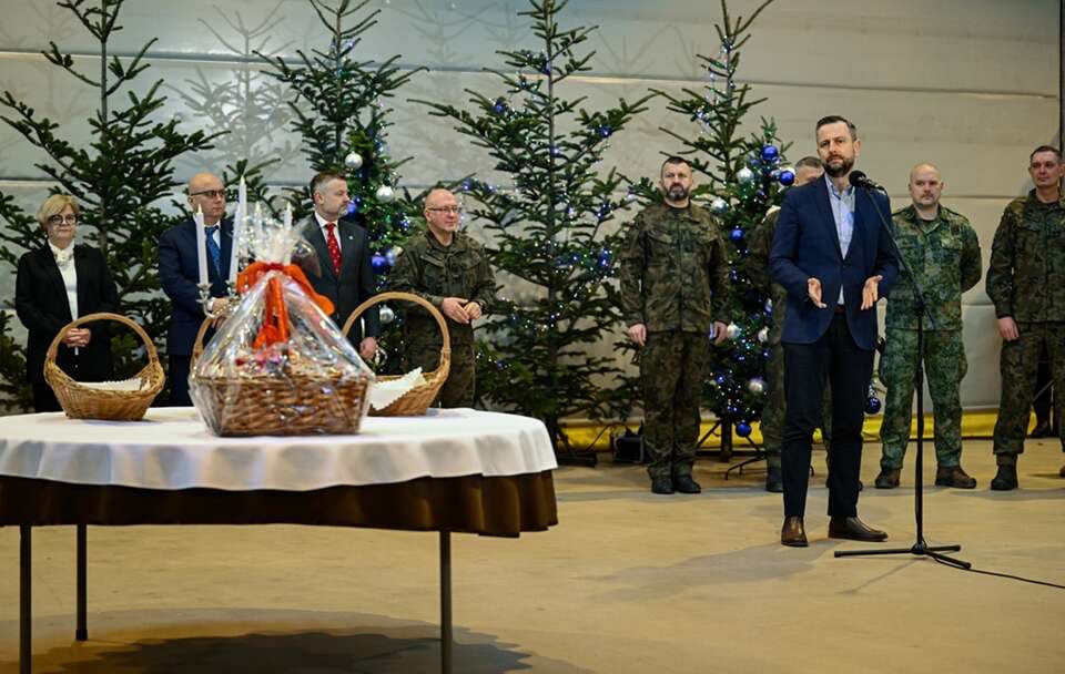20 tys. żołnierzy pracuje w Wigilię. Odwiedził ich szef MON