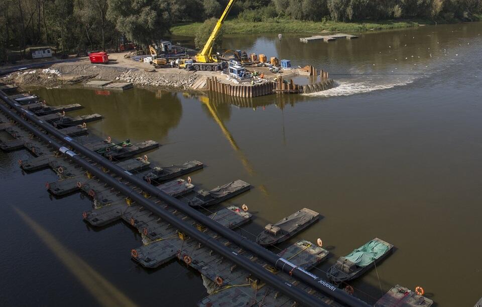 Awaryjny kolektor ściekowy na moście pontonowym na Wiśle - zdjęcia archiwalne z września 2019 roku / autor: Fratria